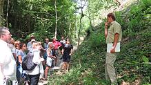 Gemeindeförster Alexander Fischer (am Hang rechts) schilderte bei der Wiedereröffnung des Schluchtweges die Geschichte der Wanderwege in ...
