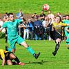 Der Riedöschinger Patrick Zolg (links) im Zweikampf mit Sebastian Borna beim Derby zwischen Riedöschingen und Riedböhringen.