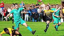 Der Riedöschinger Patrick Zolg (links) im Zweikampf mit Sebastian Borna beim Derby zwischen Riedöschingen und Riedböhringen.