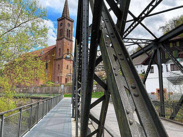 Im Hintergrund die evangelische Stadtkirche.