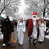 Der Nikolaus und Knecht Ruprecht, begleitet von zwei Engeln, bei ihrer Ankunft auf dem IGS-Nikolausmarkt in der Schmittenau, auch ohne ...