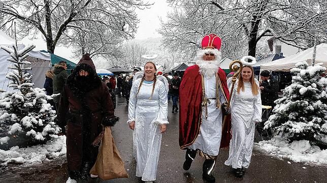 Der Nikolaus und Knecht Ruprecht, begleitet von zwei Engeln, bei ihrer Ankunft auf dem IGS-Nikolausmarkt in der Schmittenau, auch ohne ...