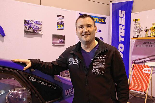 Hobby-Rennfahrer Andreas Wilhelm aus Bad Dürrheim stellt in der Fachschau zum Thema Sport sein eigenes Rennauto aus.