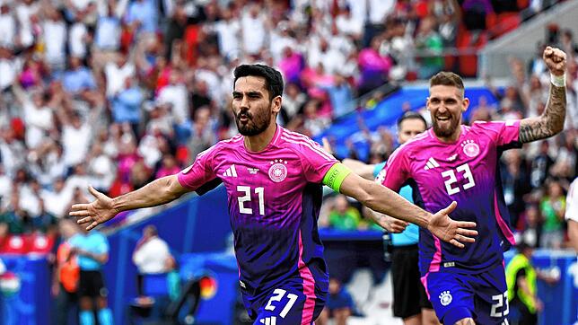 Deutschlands Kapitän Ilkay Gündogan (links) feiert seinen zum 2:0 gegen Ungarn. Die DFB-Auswahl (rechts Robert Andrich) steht nach dem ...