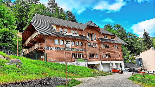 Das markante Hauptgebäude des Greifvogel- und Eulenparks wird zum Verkauf angeboten – mit oder ohne Park. Bild: Markus Reutter