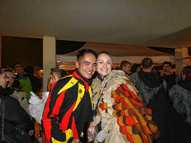 Bild 9: Der Narrenverein feiert mit der Bevölkerung den Beginn der Fasnacht auf dem Rathausplatz