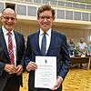 Marcus Röwer (rechts) ist von Oberbürgermeister Bernd Häusler (links) in der jüngsten Gemeinderatsitzung als Erster Beigeordneter ...
