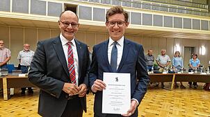Marcus Röwer (rechts) ist von Oberbürgermeister Bernd Häusler (links) in der jüngsten Gemeinderatsitzung als Erster Beigeordneter ...
