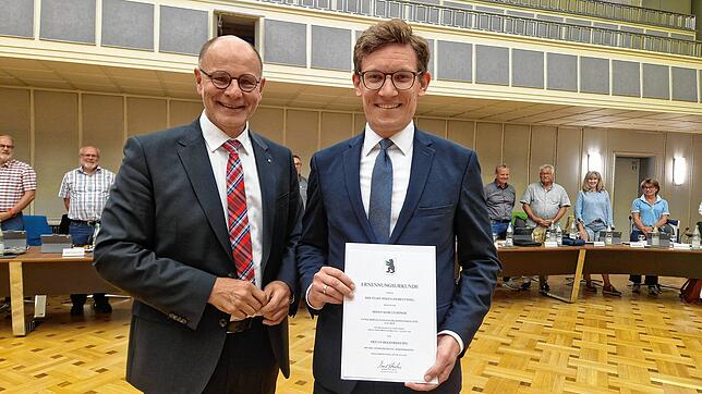 Marcus Röwer (rechts) ist von Oberbürgermeister Bernd Häusler (links) in der jüngsten Gemeinderatsitzung als Erster Beigeordneter ...