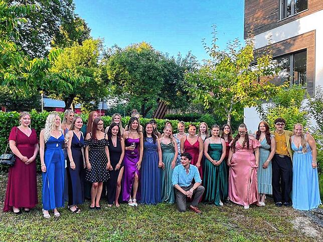Die Klasse SGGS (Gesundheits- und Sozialwissenschaftliches Gymnasium, Profil Soziales): Piroska-Lili Ackers, Helene Angermann, Selina ...