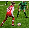 Weiß mit dem Ball umzugehen und hat ihre Gegenspielerin immer im Blick: Ronja Schaer vom SC Freiburg.
