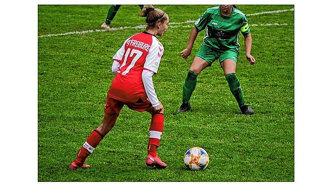 Weiß mit dem Ball umzugehen und hat ihre Gegenspielerin immer im Blick: Ronja Schaer vom SC Freiburg.