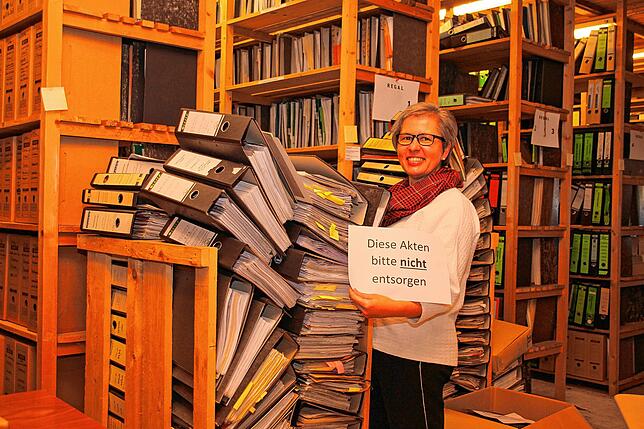 Leergefegt sieht anders aus. Beate Geng macht deutlich, was bloß nicht weggeworfen werden darf und mit umgezogen wird.