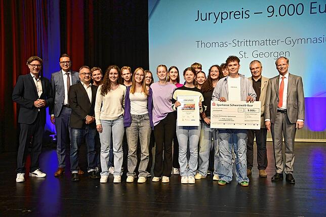 Auch das Thomas-Strittmatter-Gymnasium aus St. Georgen bekommt 9000 Euro aus dem Jurypreis – Stefan Lutz, Florian Klausmann (von links) ...