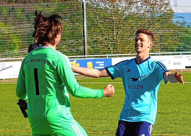 Teamgeist: Jonathan Hader jubelt mit Torwart Yannic Frey im Spiel des SV Jestetten beim FC RW Weilheim in der Bezirksliga-Saison 2016/17.