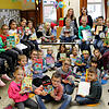 An der Grundschule Fützen ist der Fredericktag Anlass zur Freude. Die beiden Lehrerinnen Karin Ahlbrecht (hinten links) und Regine Meder ...