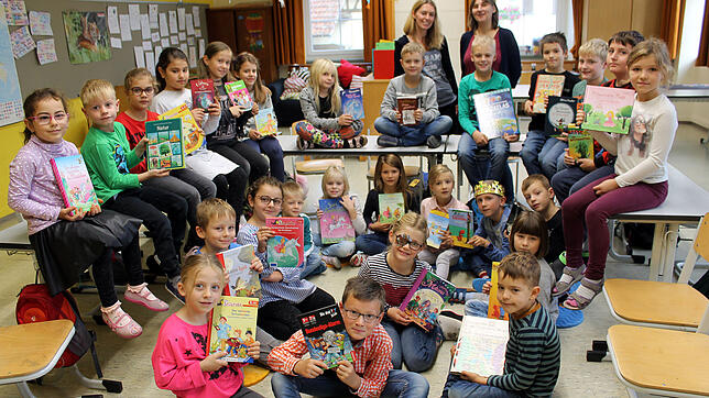 An der Grundschule Fützen ist der Fredericktag Anlass zur Freude. Die beiden Lehrerinnen Karin Ahlbrecht (hinten links) und Regine Meder ...