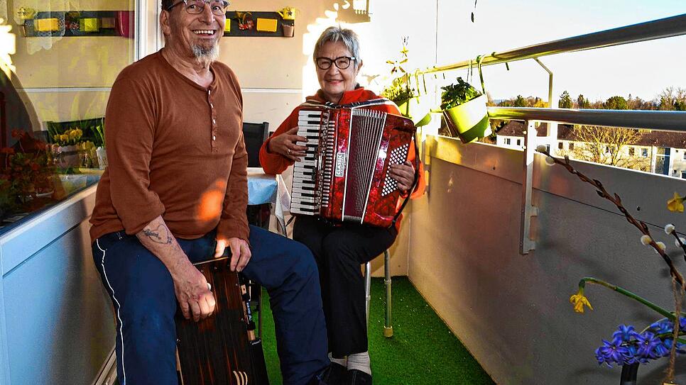 Klaus und Gloria Eisele beteiligen sich am Sonntag um 18 Uhr mit Cajon und Akkordeon an der gemeinsamen Musikaktion auf ihrem Balkon im ...