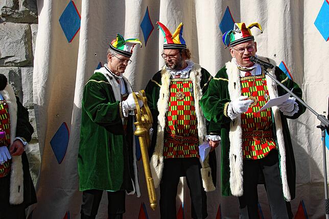 Die Gerichtsnarren Wolfgang Reuther und Rainer Vollmer und Narrenrichter Jürgen Koterzyna (von links) mussten bei der Übergabe der ...