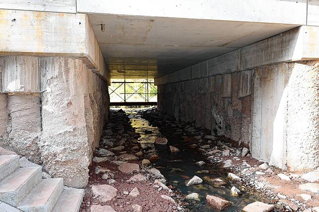 Ruhig fließt der Kuhmoosbach derzeit unter der neuen Brücke durch. Ab 5. Dezember solle auch der Verkehr wieder auf der L181 fließen, ...