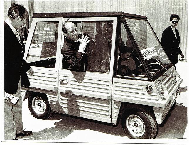 E-Mobilität anno 1972: Hans Filbinger, der damalige baden-württembergische Ministerpräsident, unterwegs auf der Südwestmesse. Bild: SMA GmbH