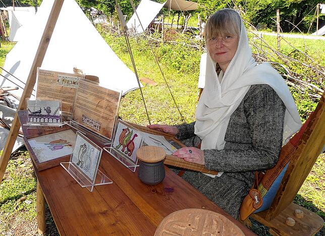 Claudia Kuhlmann von der Gruppe Herthwatha stickt Motive des historischen Teppichs von Bayeux nach. Der originale Teppich zeigt die ...
