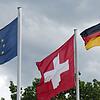 ARCHIv - Die europäische, die Schweizer und die deutsche Flagge sind am 14.09.2015 am Grenzübergang an der A5 an der Schweizer Grenze ...