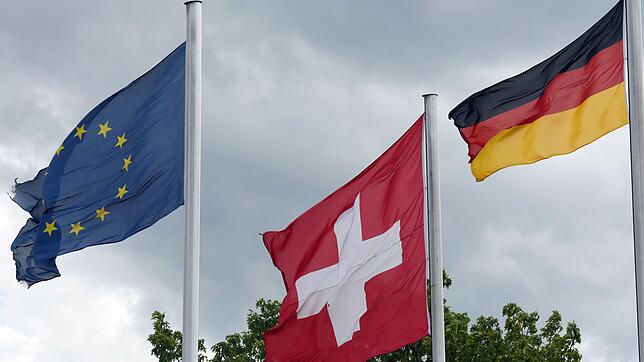 ARCHIv - Die europäische, die Schweizer und die deutsche Flagge sind am 14.09.2015 am Grenzübergang an der A5 an der Schweizer Grenze ...