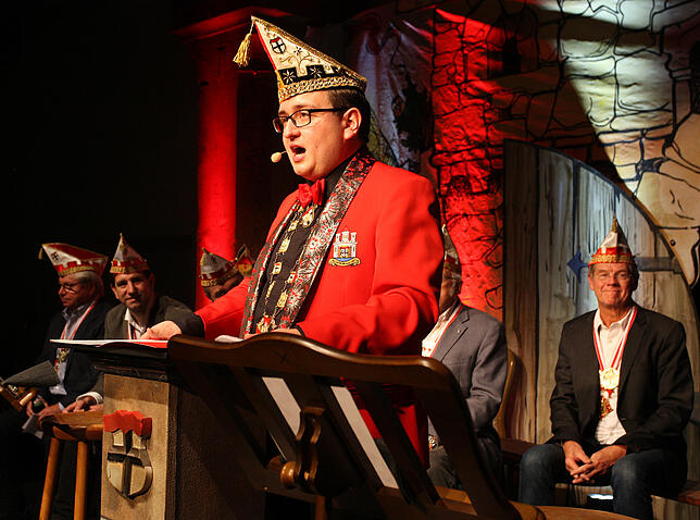 Ist bereit, weiter mit Nabholz zusammenzuarbeiten, „wenn er die Lieder nicht mehr auf der Bühne singt“: Niederburg-Präsident ...