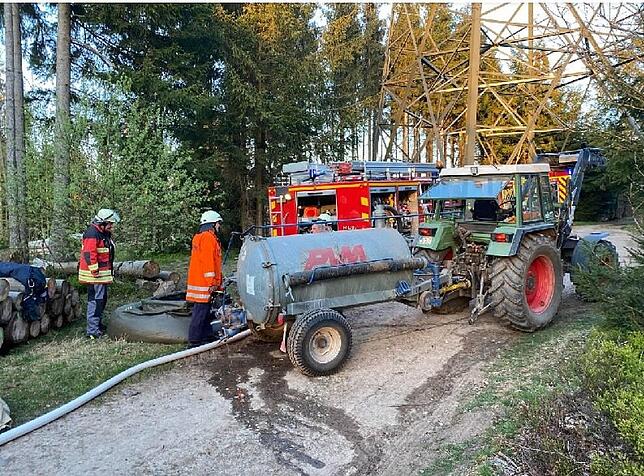 Auch ein Traktor mit Güllefass war zur Löschwasserbeschaffung am Einsatz beteiligt.