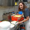 Einen Tag durfte SÜDKURIER-Redakteurin Helene Kerle in der Backstube der Engener Bäckerei Grecht mitarbeiten. Im Bild ist sie gerade mit ...