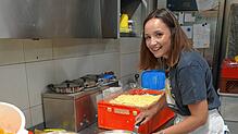 Einen Tag durfte SÜDKURIER-Redakteurin Helene Kerle in der Backstube der Engener Bäckerei Grecht mitarbeiten. Im Bild ist sie gerade mit ...