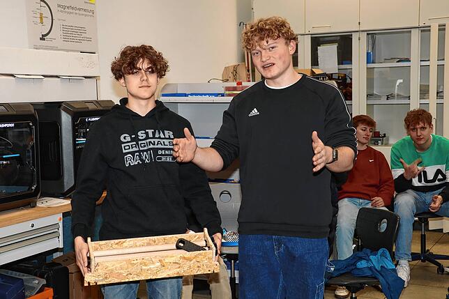 Dirk Giner und Marlon Giuglani (von rechts) aus der Klasse 12 des Technischen Gymnasiums haben einen Schredder für Pappe konstruiert.