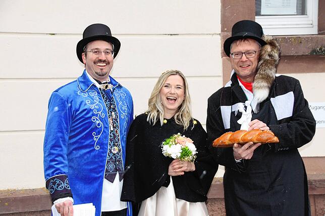 Dem frisch vermählten Narrenelternpaar Steffen I. (Steffen Krall) und Bibi I. (Bianca Jung) überreicht der Schultes Joachim Grüner einen ...