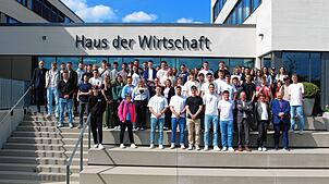 Großes Interesse der Studierenden am Vortrag des Bundesbank-Ökonomen Matthias Endres zum digitalen Euro im Haus der Wirtschaft der ...