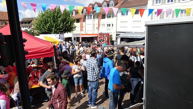 Der Marktplatz war an beiden Tagen gut besucht. Vorallem am Sonntag bildeten sich an den Foodtrucks lange Schlangen.