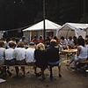 40 Jahre Zeltlager in Oberteuringen-Rammetshofen: Der Platz um das Lagerfeuer ist damals wie heute ein beliebter Treffpunkt für die ...