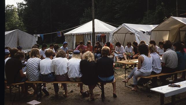 40 Jahre Zeltlager in Oberteuringen-Rammetshofen: Der Platz um das Lagerfeuer ist damals wie heute ein beliebter Treffpunkt für die ...