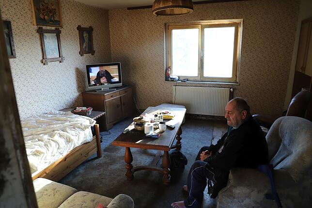 Frank Schmidt verbringt die meiste Zeit seines Lebens im Wohn- und Schlafzimmer. Der Fernseher läuft fast immer.