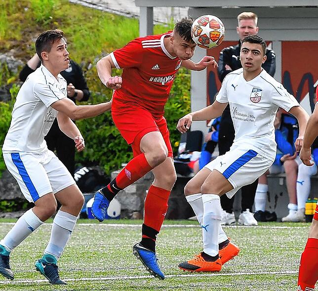 Zurück in der Region: Der Ex-Weilheimer Lukas Peric (Mitte) hat sein halbjähriges Intermezzo beim Freiburger FC beendet und stürmt ...