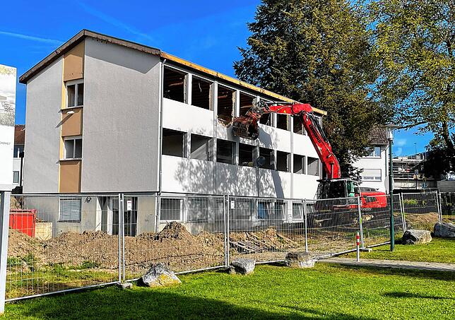 Nachdem die Feuerwehr in ihr neues Domizil umgezogen war, begann Mitte September der Abriss des alten Gerätehauses.