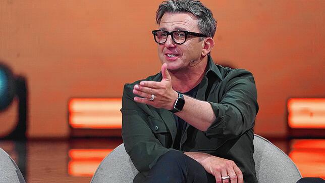 Schauspieler Hans Sigl ist gern gesehener Gast in TV-Shows aller Art. Auch als Moderator macht er sich einen Namen.