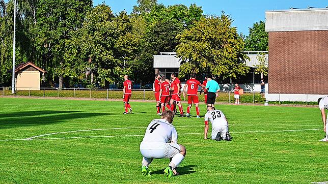 Jubelnde Reichenauer und hängende Köpfe beim FC Kluftern nach dem 4:2-Erfolg der Gastgeber über den Aufsteiger.
