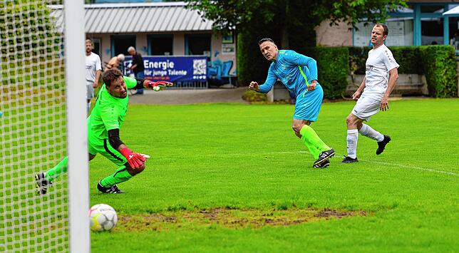 Bild 11: Ü40-Männer des FC Radolfzell stehen nach 6:0 gegen Pfaffenweiler/Ehrenkirchen im Verbandspokalfinale