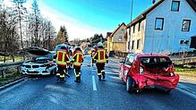 Die Kollision zweier Autos auf der B313 in Zizenhausen war der erste Einsatz am Montagmorgen für die Freiwillige Feuerwehr Stockach.