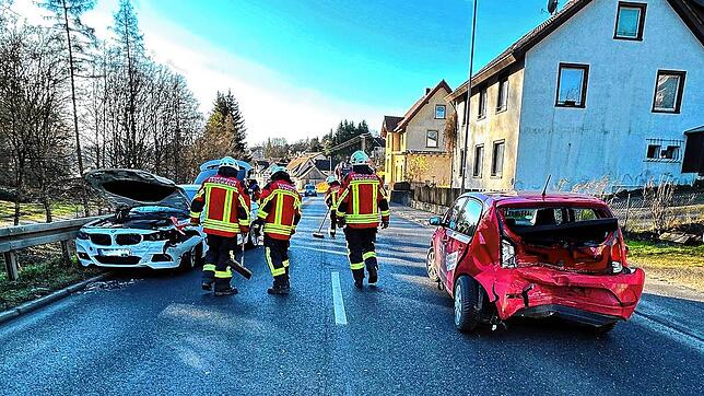 Die Kollision zweier Autos auf der B313 in Zizenhausen war der erste Einsatz am Montagmorgen für die Freiwillige Feuerwehr Stockach.