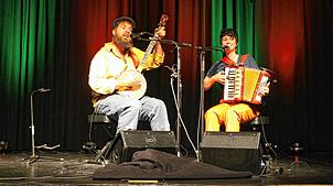 Dan Wall, New York State, und Magdalena Kriss, Bayern, begeistern die Zuhörer mit Banjo, Geige, Akkordeon und ihren unverkennbaren ...