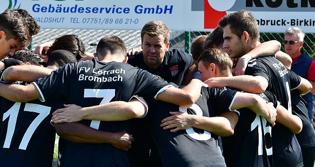 Teamgeist: Dem neuen Trainer Thorsten Meier (hinten) war vor allem wichtig, dass sich die neu formierte Elf des FV Lörrach-Brombach II ...