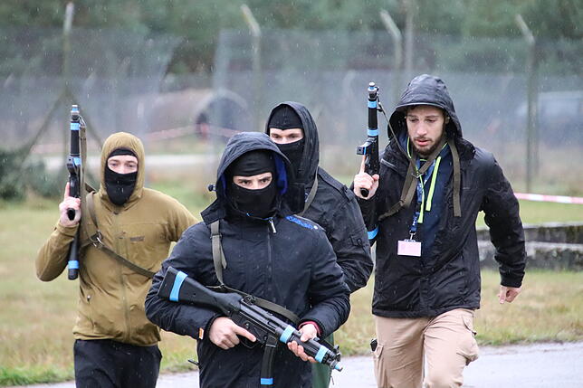 Bild 3: Einsatzkräfte üben den Ernstfall: Wie Polizei, DRK und Bundeswehr auf einen Terroranschlag in Konstanz reagieren würden