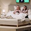 In Christiane Pohles Deutung von Mozarts &bdquo;Nozze di Figaro&ldquo; geht die Gräfin (Sarah-Jane Brandon, links) mit Susanna (Esther ...